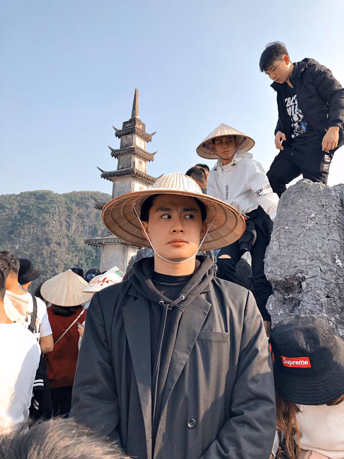 Được biết, chàng trai trong hình là Hoàng Quốc Trung, đến từ Đà Nẵng, hiện đang là người mẫu tự do tại TP HCM. Bộ ảnh được chụp khi Trung đang có chuyến du lịch tại Hang Múa, Ninh Bình trong dịp Tết Canh Tý 2020 vừa qua.