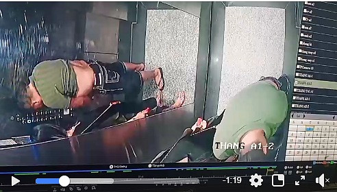 Người đàn ông thản nhiên tè bậy trong thang máy