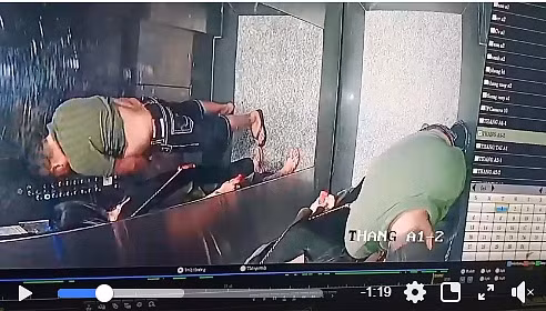 Người đàn ông thản nhiên tè bậy trong thang máy