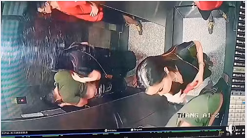 Có lẽ sốc vì hành vi dơ bẩn và vô ý thức của cặp đôi kia, nam thanh niên áo đỏ đứng vài giây rồi bấm nút mở cửa thang máy và vội vã đi ra. Theo giọng nói của người trong clip, anh ta đi báo với nhân viên bảo vệ chung cư để xử lý họ.