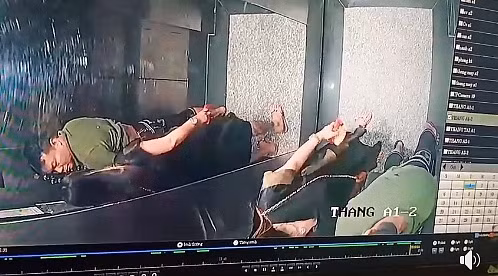 Trước hành động này, người vợ không những không can ngăn còn đứng che cho chồng