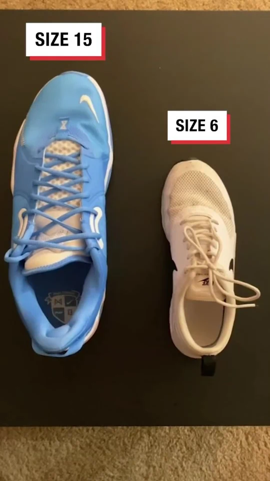 Đôi giày của cô bạn gái bên cạnh giày người yêu giống như giày của trẻ con và người lớn.