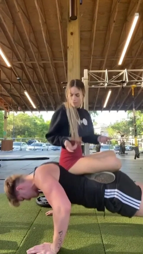 Cả 2 bắt đầu hẹn hò sau khi gặp nhau ở trường đại học trong một buổi đi chơi đêm. Cặp đôi đều gặp phải "tiếng sét" ái tình khi nhìn thấy nhau vào lần đầu tiên.