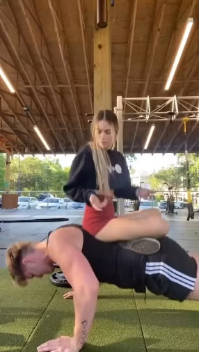 Cả 2 bắt đầu hẹn hò sau khi gặp nhau ở trường đại học trong một buổi đi chơi đêm. Cặp đôi đều gặp phải "tiếng sét" ái tình khi nhìn thấy nhau vào lần đầu tiên.