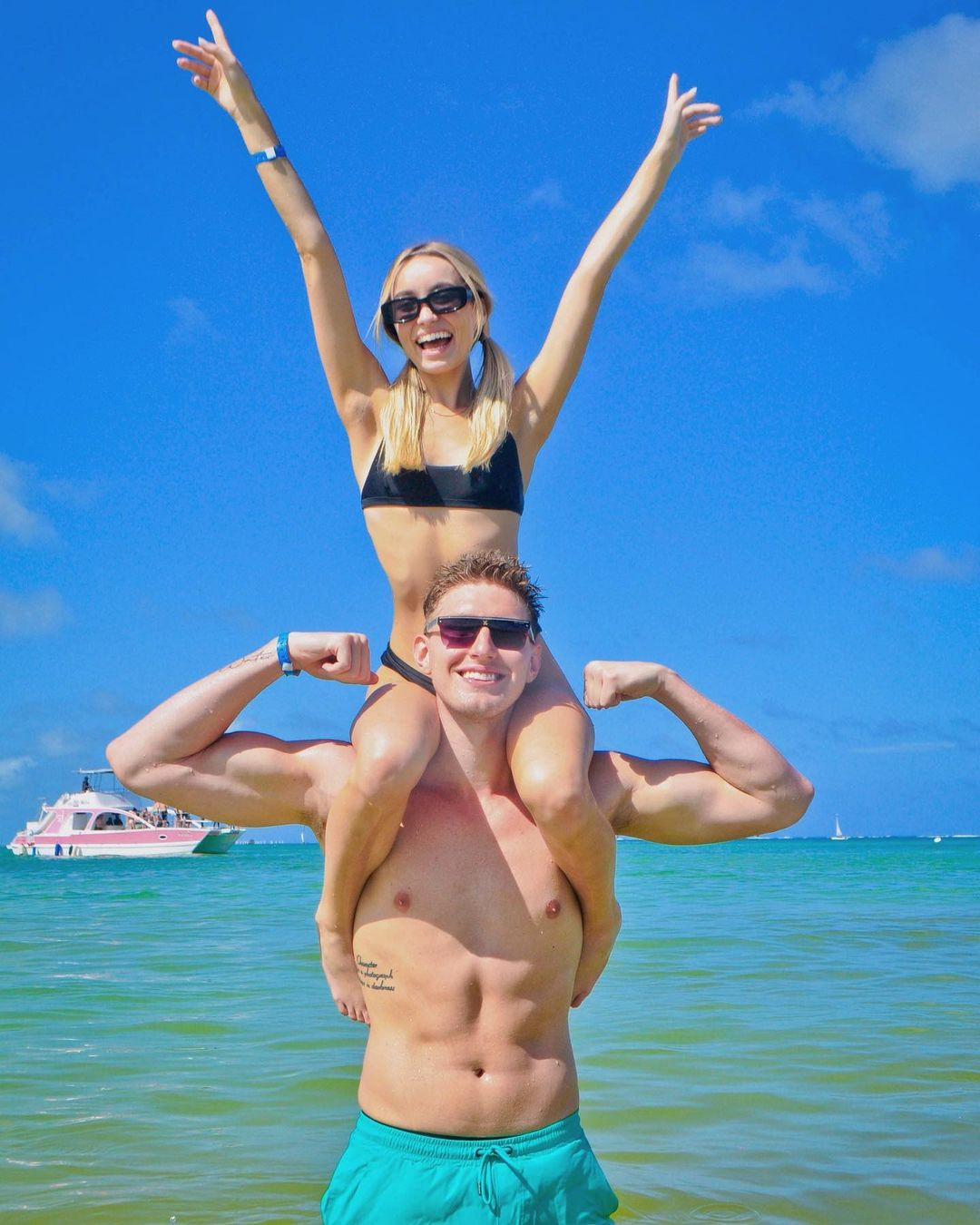 Ashlyn ngồi lên cổ bạn trai giống như một em bé được bố cưng chiều.