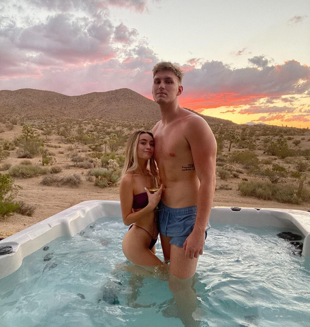 Cặp đôi hiện vẫn hạnh phúc và cũng thường xuyên cập nhật những khoảnh khắc tình cảm trên mạng xã hội.