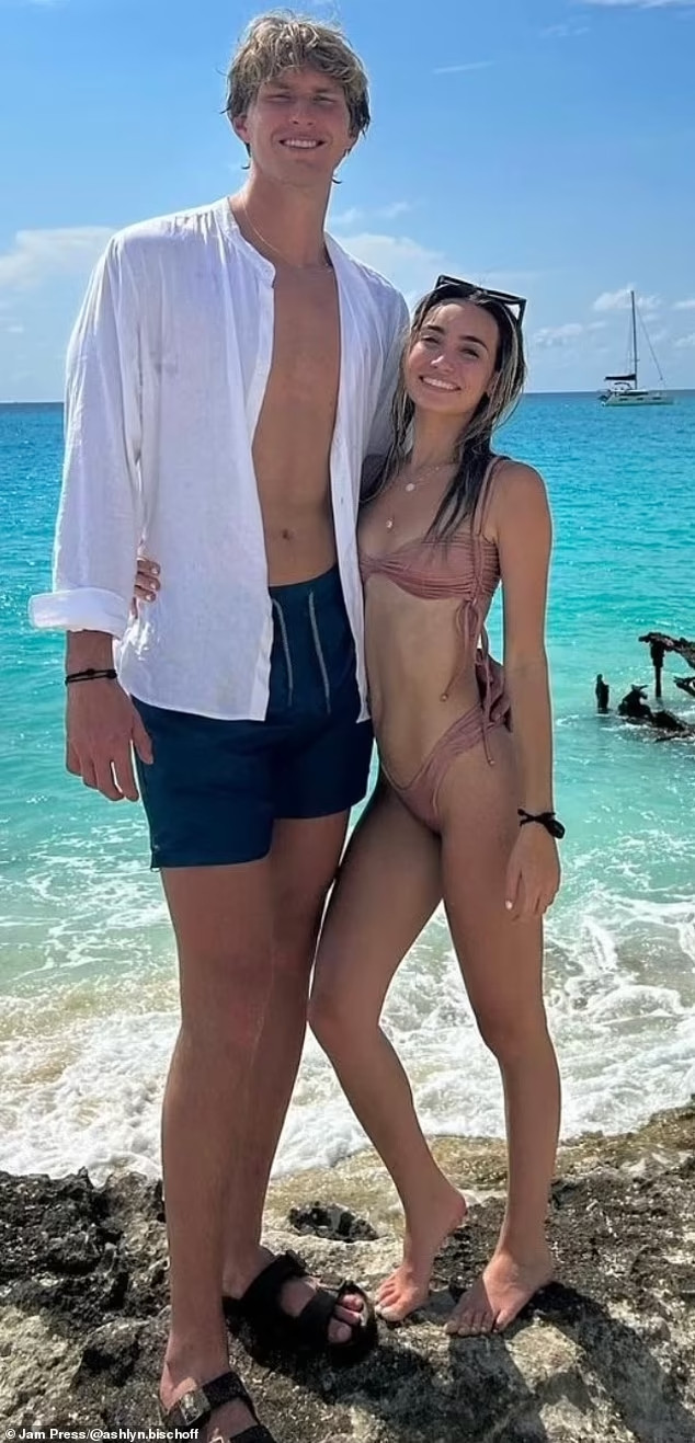 Được biết, trong khi Ashlyn cao 1m54 thì bạn trai của cô cao hơn 2m. Khi đăng tải những bức hình lên mạng, họ thường phải nhận những lời bình luận khá khiếm nhã trong câu chuyện tình cảm.