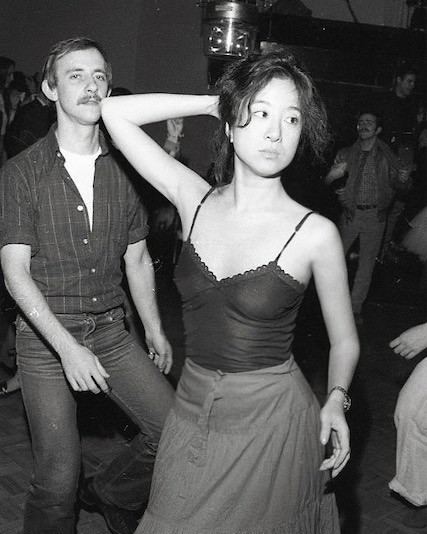 Được biết, bà xuất thân vận động viên trượt băng nghệ thuật. Thành tích tốt nhất của bà là đoạt chức vô địch trượt băng toàn nước Mỹ U.S. Figure Skating Championships năm 1968 khi mới 19 tuổi.