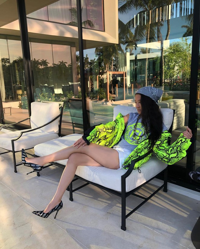 Vera Wang đặc biệt tự tin vào đôi chân thon dài. Bà rất chuộng mặc quần short, đồ bơi hay váy ngắn để phô lợi thế hình thể.