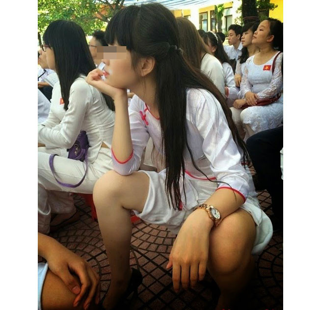 Dáng ngồi kém ý tứ của bạn nữ làm mất đi vẻ đẹp của tà áo dài.