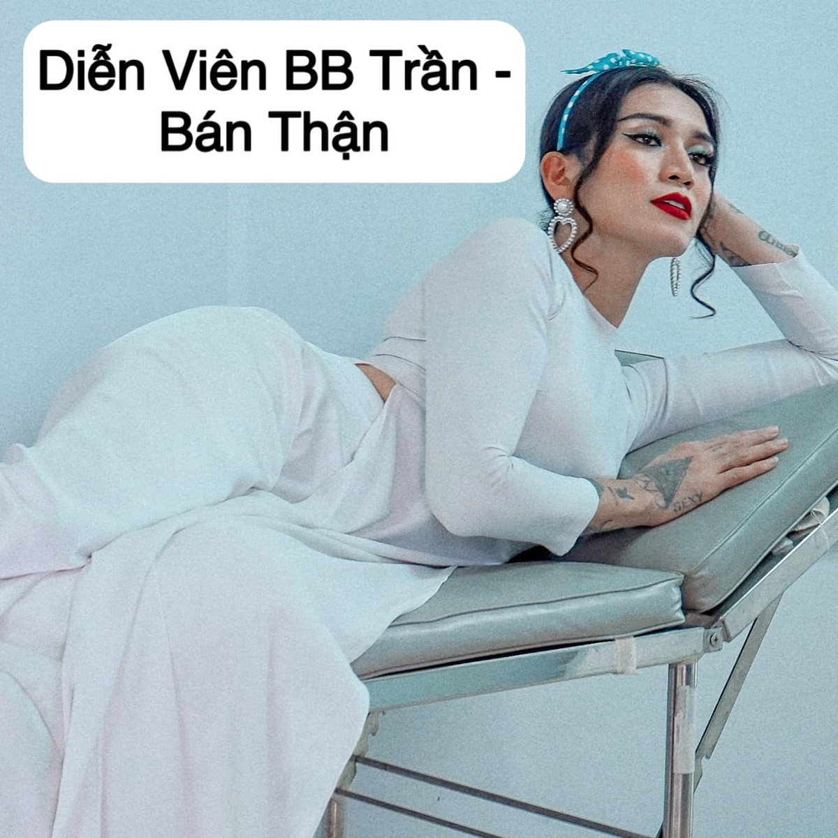 Mặc dù "dìm" cả showbiz, chọn những tấm hình xấu xí nhất để gán cho đồng nghiệp nhưng BB Trần vẫn theo tiêu chí "Facebook ai người đó đẹp". Bởi thế mà anh chàng tự up tấm hình mặc áo dài đẹp như nàng thơ.