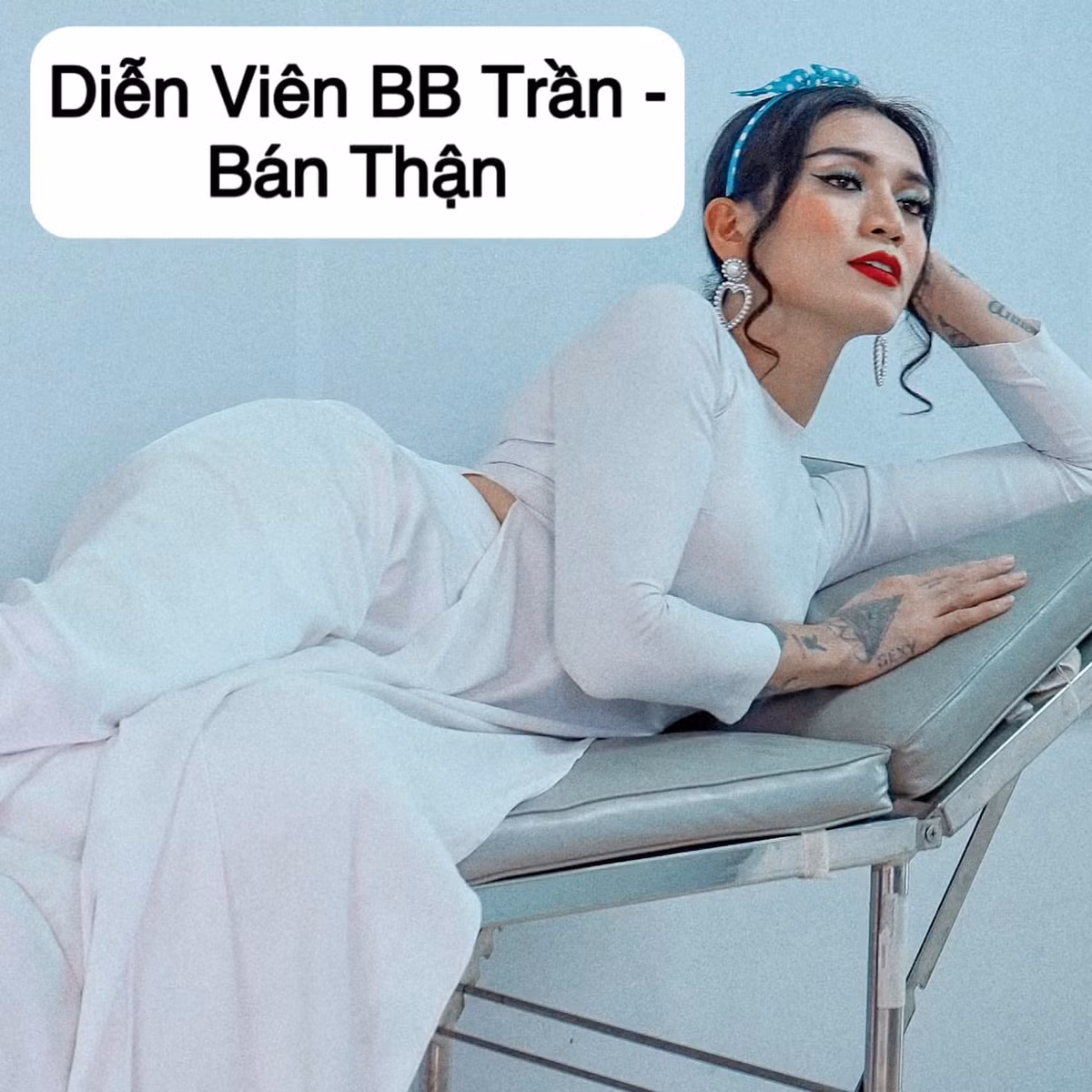 Mặc dù "dìm" cả showbiz, chọn những tấm hình xấu xí nhất để gán cho đồng nghiệp nhưng BB Trần vẫn theo tiêu chí "Facebook ai người đó đẹp". Bởi thế mà anh chàng tự up tấm hình mặc áo dài đẹp như nàng thơ.