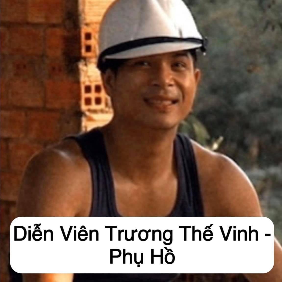 Dáng người cao to, nước da khỏe khoắn bóng nhẫy của Trương Thế Vinh phù hợp với nghề phụ hồ luôn còn gì. Không biết đẹp trai thế này thì bao giờ được lên thợ chính?