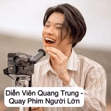 Khuôn mặt "tấu hài" của Quang Trung mà đi làm quay phim người lớn có lẽ bị đuổi việc sớm.