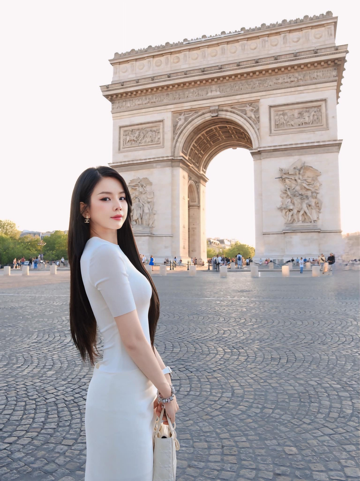 Dù diện đồ kín như bưng, cũng không trang điểm quá cầu kỳ, Mie vẫn thu hút mọi ánh nhìn thờ vẻ ngoài xinh đẹp cùng vóc dáng chuẩn nữ thần.