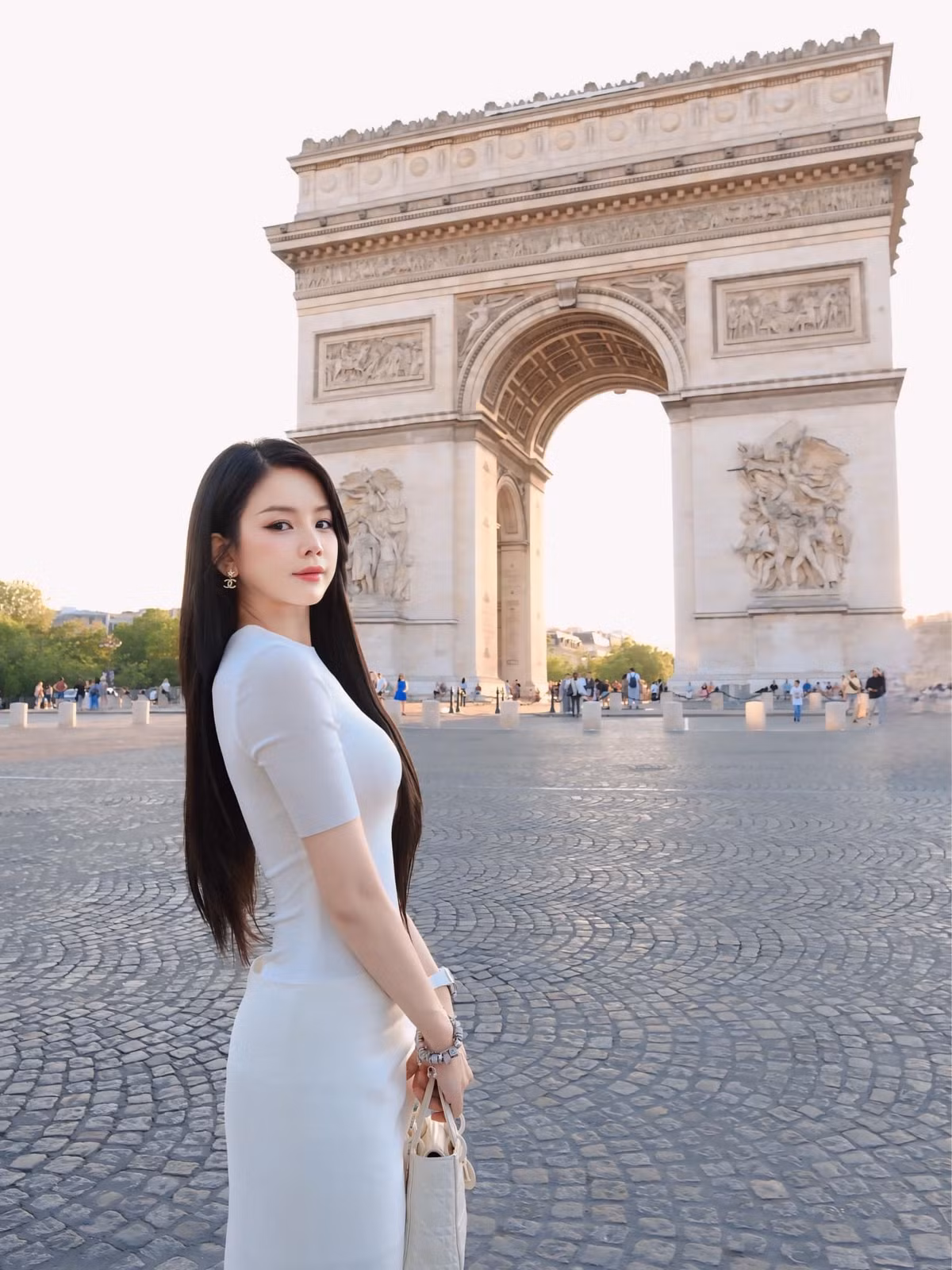 Dù diện đồ kín như bưng, cũng không trang điểm quá cầu kỳ, Mie vẫn thu hút mọi ánh nhìn thờ vẻ ngoài xinh đẹp cùng vóc dáng chuẩn nữ thần.