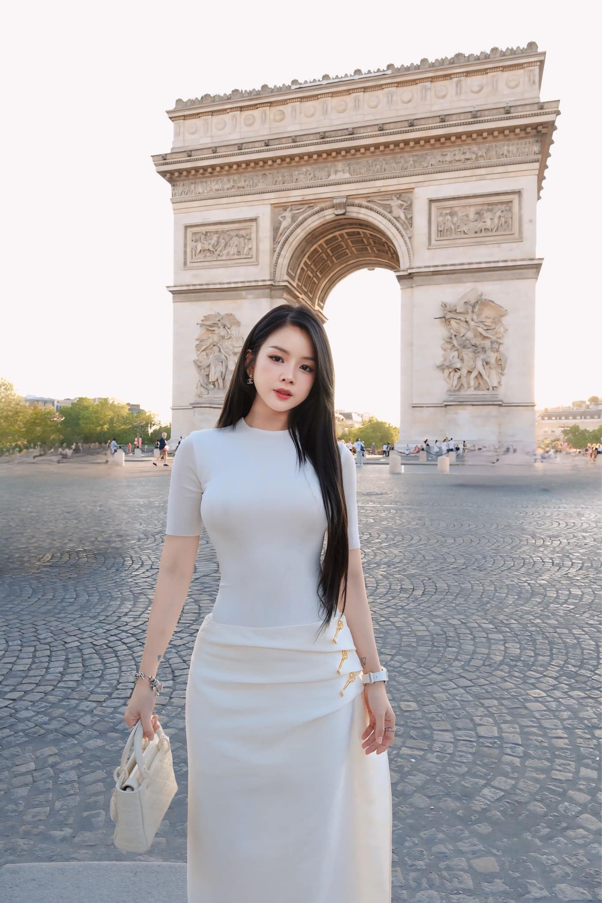 Xuất hiện tại Khải Hoàn Môn ở Paris, nàng DJ diện chiếc váy trắng bó sát tựa như một nữ thần.