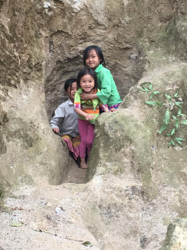 Trên vùng cao, có rất nhiều gia đình, trẻ con đi bán chó lấy tiền sinh hoạt chứ không riêng gì cô bé xinh xắn trên.