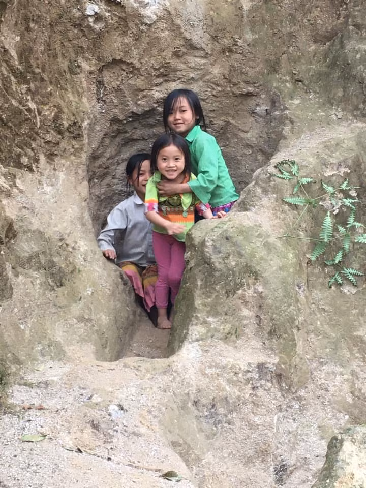 Trên vùng cao, có rất nhiều gia đình, trẻ con đi bán chó lấy tiền sinh hoạt chứ không riêng gì cô bé xinh xắn trên.