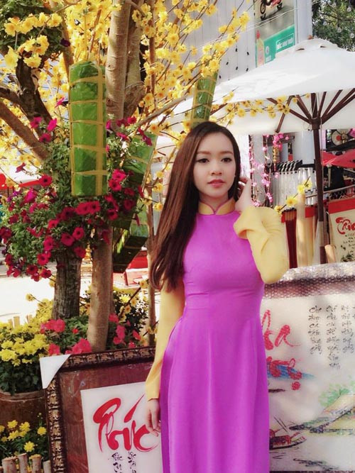 Hot girl Tam Triều Dâng chọn kiểu áo dài pha 2 màu hồng - vàng tượng trưng cho sắc của hoa đào và hoa mai.