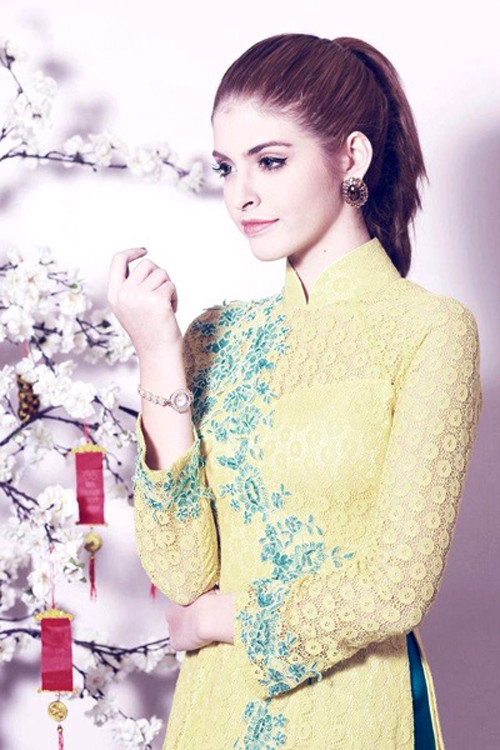 Andrea thoát khỏi phong cách cá tính để về với vẻ dịu dàng với áo dài để đón Tết.