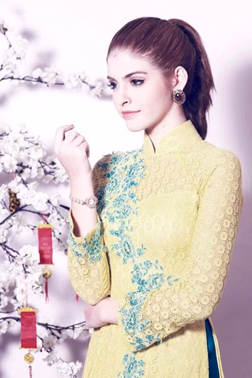 Andrea thoát khỏi phong cách cá tính để về với vẻ dịu dàng với áo dài để đón Tết.