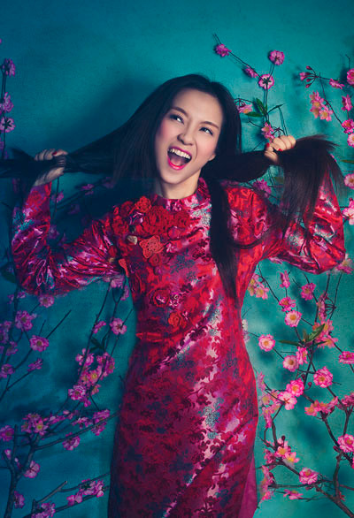 Đinh Hương mặc áo dài gấm thêu cầu kỳ vẫn không bỏ thói quen pose hình nghịch ngợm, nhắng nhít.