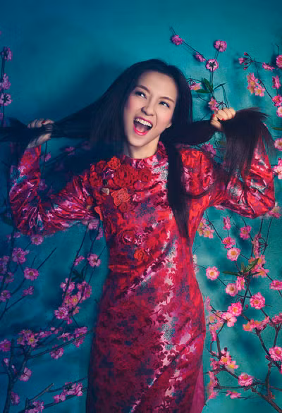 Đinh Hương mặc áo dài gấm thêu cầu kỳ vẫn không bỏ thói quen pose hình nghịch ngợm, nhắng nhít.