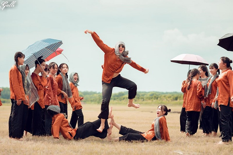 Trò chơi dân gian cũng được họ đưa vào trong bộ kỷ yếu với biểu cảm không thể "lầy" hơn.