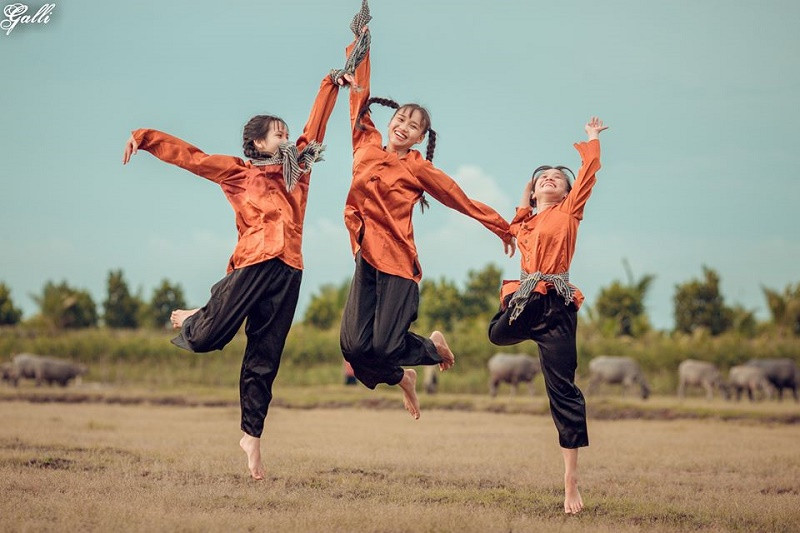 Trang phục áo bà bà - một trong những trang phục truyền thống được các bạn học sinh kết hợp vô cùng độc đáo và sáng tạo