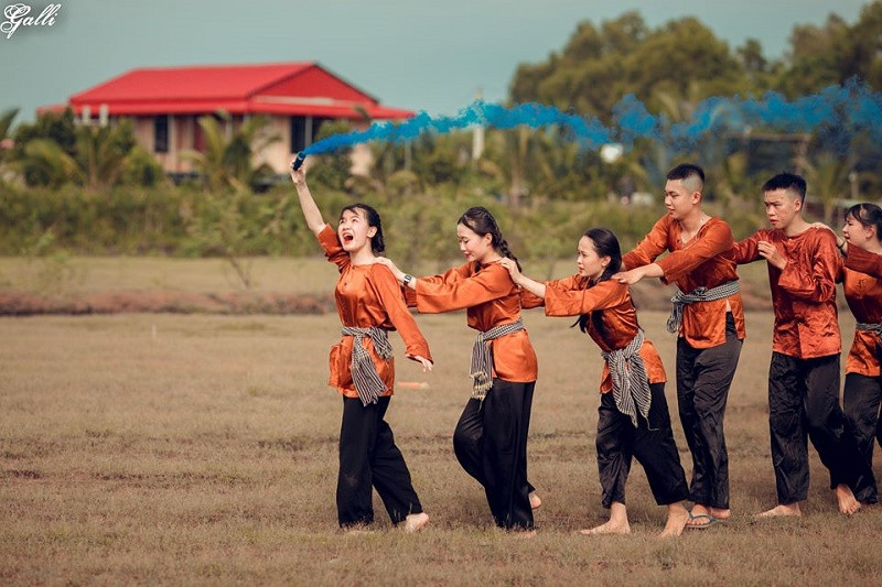 Tất cả các bạn học sinh đều mặc giống hệt nhau với áo màu da cam, quần màu đen cùng chiếc khăn quen thuộc của vùng Nam Bộ.
