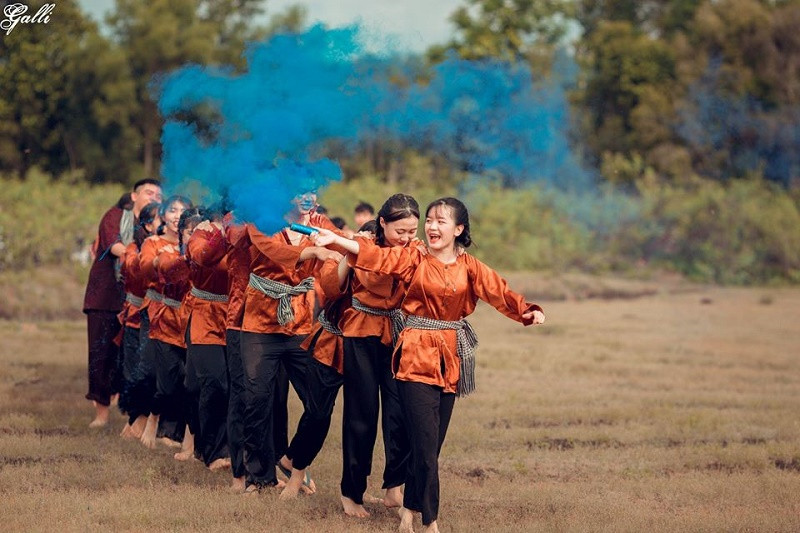 Ngoài ra, dân mạng còn rất ấn tượng với concept kỷ yếu của lớp 12A4 trường THPT Lộc Ninh khi lựa chọn trang phục quần áo bà bà.