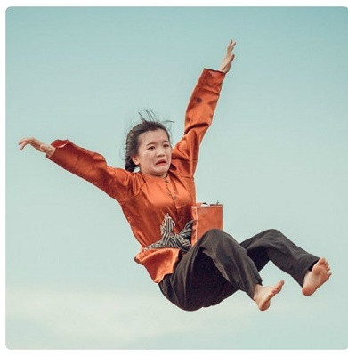 Trong ảnh là một nhóm bạn nam tung cao một bạn nữ trên không. Điều khiến cho dân mạng thích thú chính là biểu cảm "hết hồn" vô cùng đáng yêu của bạn nữ này.