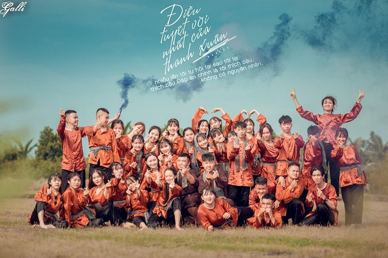 Không cần phô trương, không cần quá cầu kỳ học sinh lớp 12A4 lựa chọn lưu giữ tuổi học trò bằng những shoot hình gần gũi và thân thương nhất.