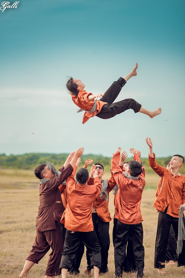 Để có được những bức ảnh kỷ yếu để đời, các cô cậu học trò luôn nghĩ ra nhiều trò chơi hay cách tạo dáng "bá đạo" lưu lại khoảnh khắc đáng nhớ của quãng đời học sinh, sinh viên.