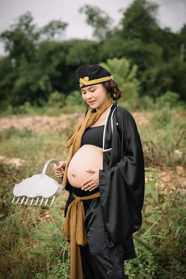 Thế nhưng, chị Ngô Thị Hồng Tươi đã mạnh dạn hóa thân thành nhân vật nổi tiếng trong phim Tây Du Ký để thực hiện 1 bộ ảnh bầu cực độc lạ. Tạo hình của mẹ bầu khiến bộ ảnh vô cùng dễ thương.