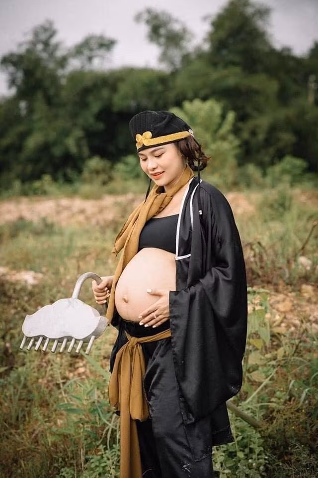 Thế nhưng, chị Ngô Thị Hồng Tươi đã mạnh dạn hóa thân thành nhân vật nổi tiếng trong phim Tây Du Ký để thực hiện 1 bộ ảnh bầu cực độc lạ. Tạo hình của mẹ bầu khiến bộ ảnh vô cùng dễ thương.
