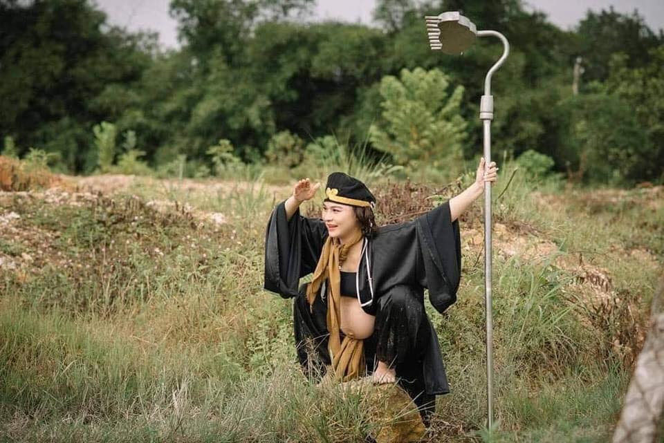 Chị Hồng Tươi vốn đã ấp ủ mong muốn chụp một bộ ảnh bầu độc đáo. Vậy nên một lần vô tình nhìn thấy trên trang web nước ngoài có người chụp bộ ảnh bầu hóa thân thành Trư Bát Giới ấn tượng quá, chị cũng tự mình mày mò lên ý tưởng và tìm thuê trang phục, thuê thợ trang điểm và thợ chụp ảnh để cho ra đời chùm ảnh gây bất ngờ trên mạng xã hội.