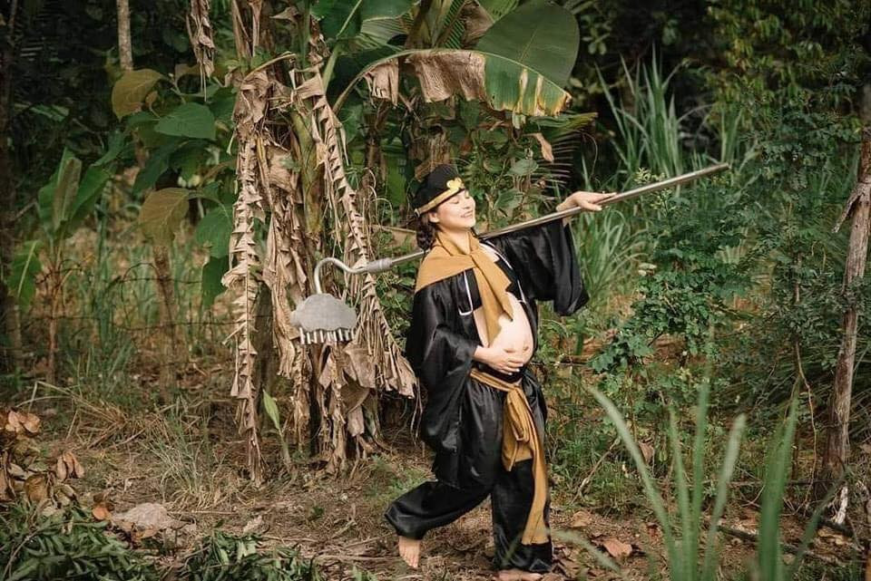 Mẹ bầu tạo dáng cũng rất giống với nhân vật Trư Bát Giới.