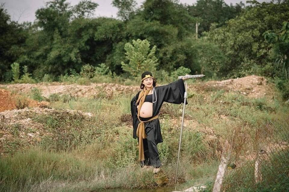 Bộ ảnh được thực hiện khi chị Tươi mang bầu 7 tháng, tăng cân khá nhiều nên nhìn lộ rõ phần bụng nhô cao.