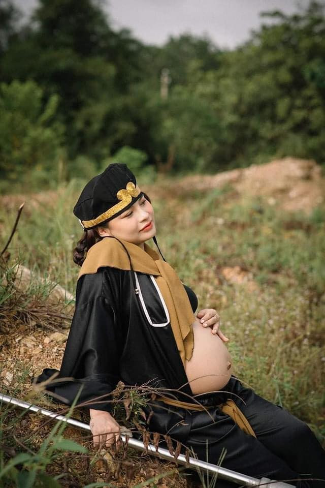 9 tháng 10 ngày mang nặng đẻ đau, ai cũng mong muốn ghi lại những khoảnh khắc bắt đầu ươm mầm sự sống trong cơ thể mình. Hiện những dịch vụ chụp ảnh bầu đang cực kỳ phổ biến, tuy nhiên hầu hết là các concept chụp ảnh trong studio để mẹ bầu thật xinh đẹp và cũng đỡ phải di chuyển.