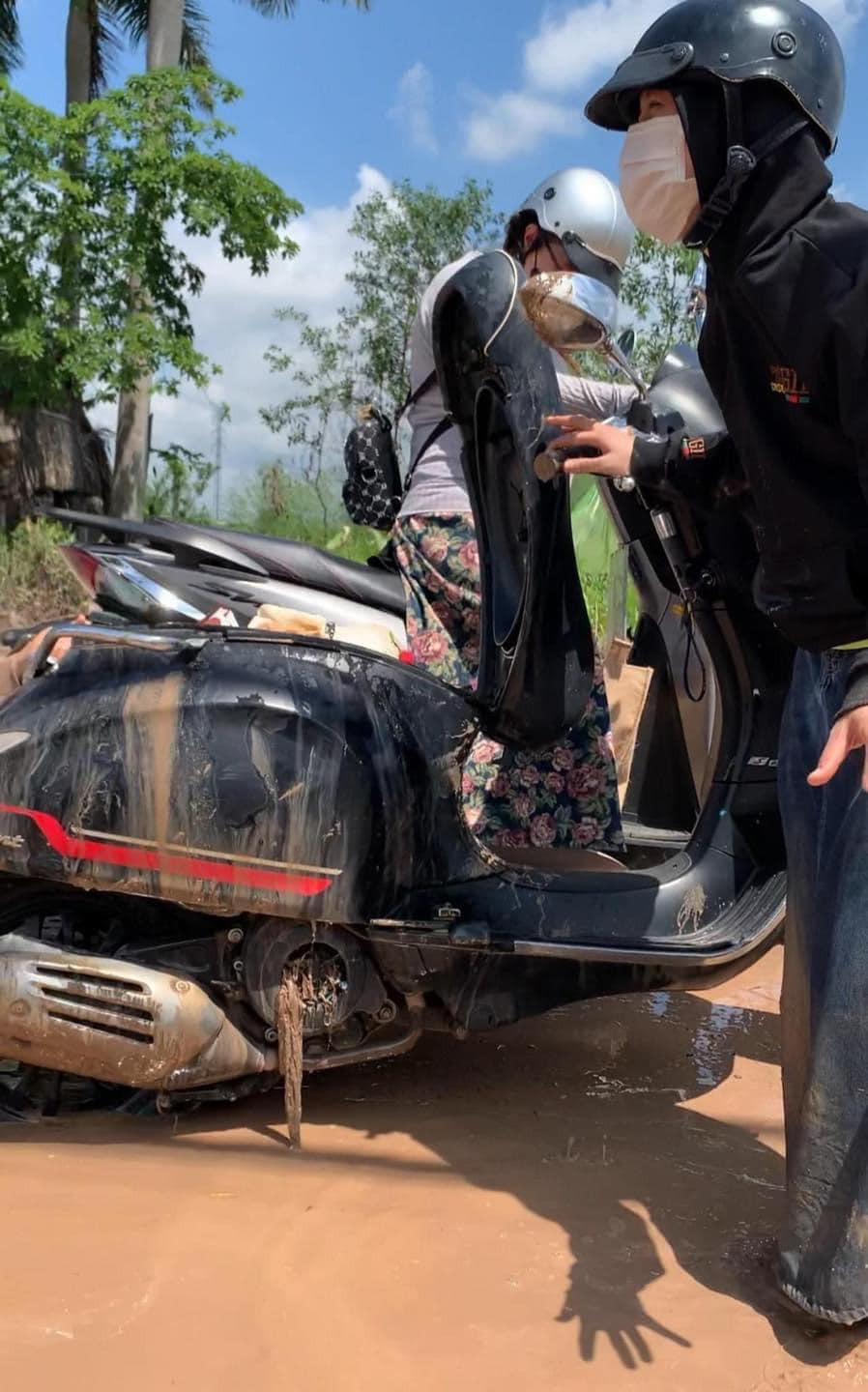 Cả người lẫn xe đều được tắm bùn.
