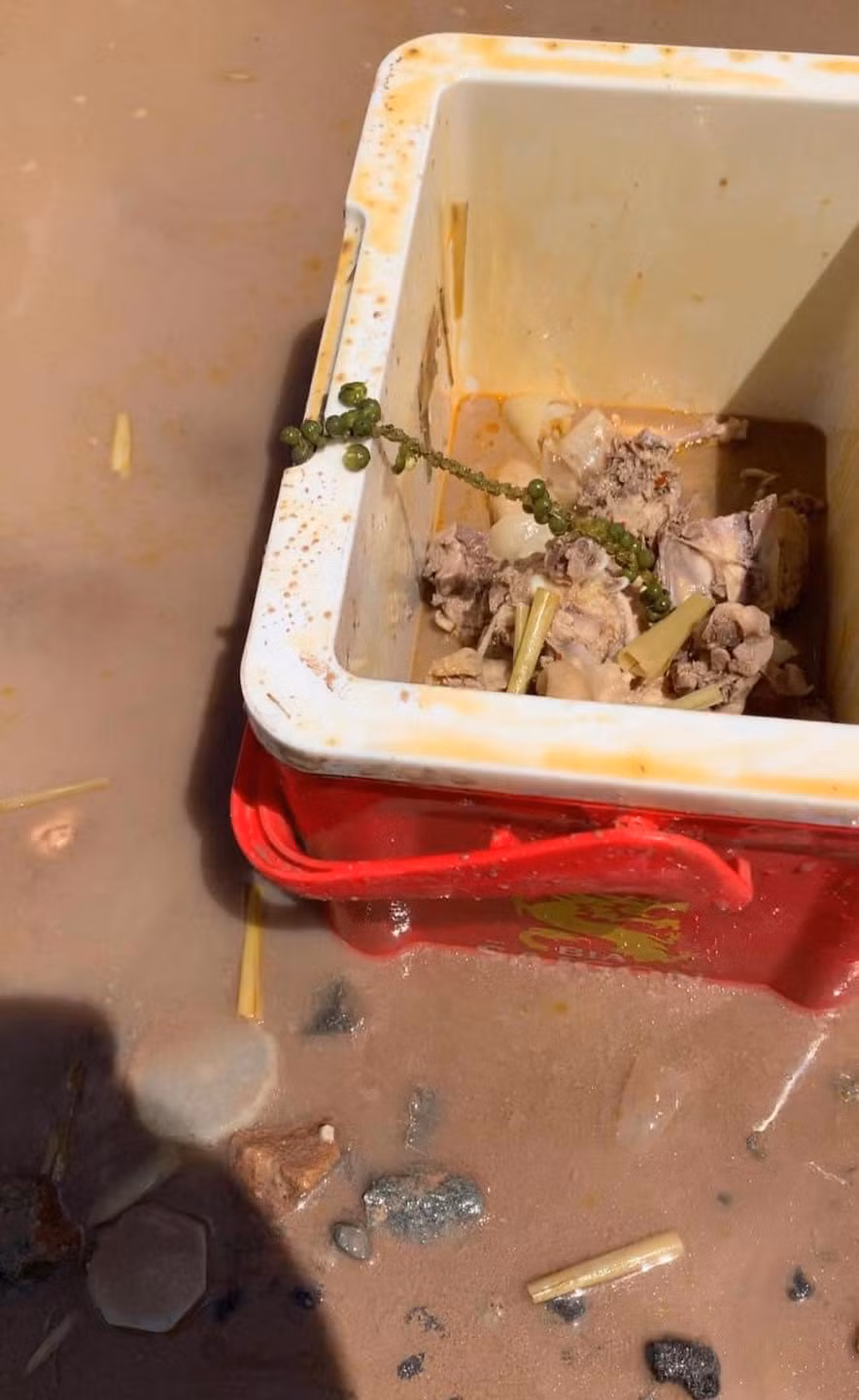 Ở dưới phần bình luận chia sẻ tình huống oái ăm này, nhiều người bày tỏ "Thôi thế là trưa nay mất ăn rồi", "đúng là giao trứng cho ác, để cho bạn thân lái xe là hỏng rồi".