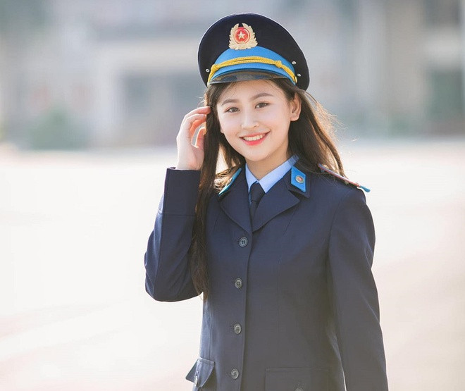 Đồng Hoàng Anh (sinh năm 1998) - hoa khôi Imiss Thăng Long 2018 - là sinh viên năm cuối chuyên ngành Tư pháp Hình sự, Học viện Cảnh sát nhân dân. Chia sẻ với Zing, nữ sinh cho biết cô vừa bảo vệ khóa luận tốt nghiệp. Điểm bảo vệ luận văn của cô đạt tuyệt đối 1.5/1.5. Kết quả thực tập của 9X cũng được đánh giá cao với điểm số 10/10. Suốt 4 năm học, thành tích của Hoàng Anh nằm trong top sinh viên xuất sắc của khoa.