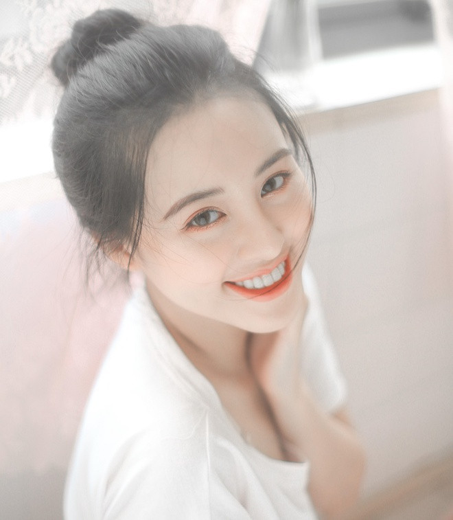 Trước đó, Bảo Ngọc đạt học sinh khá, giỏi trong 12 năm phổ thông. Cấp 3, 9X đoạt giải nhì học sinh giỏi môn Địa lý cấp trường, giải ba cấp quận. Không chỉ học tập tốt, Bảo Ngọc gây chú ý khi thử sức ở nhiều cuộc thi sắc đẹp. Tại Hoa hậu Việt Nam 2016, cô lọt top 30.