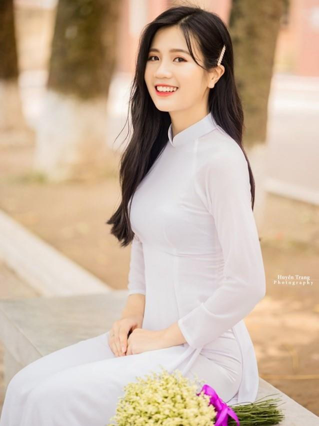 Linh Chi là cựu học sinh trường THPT chuyên Hà Tĩnh.