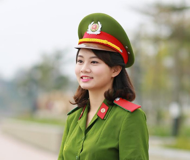  Đỗ Phương Thảo (sinh năm 1997, quê Phú Thọ) là cựu sinh viên chuyên ngành Quản lý Nhà nước về trật tự xã hội, Cao đẳng Cảnh sát Nhân dân I. Với màn trình diễn võ thuật xuất sắc, nữ sinh trở thành hoa khôi cuộc thi Người chiến sĩ cảnh sát thanh lịch, tài năng 2017. “Bông hồng” của Cao đẳng Cảnh sát Nhân dân I khiến nhiều người ngưỡng mộ vì học giỏi và thành thạo 2 ngoại ngữ gồm Anh, Trung.