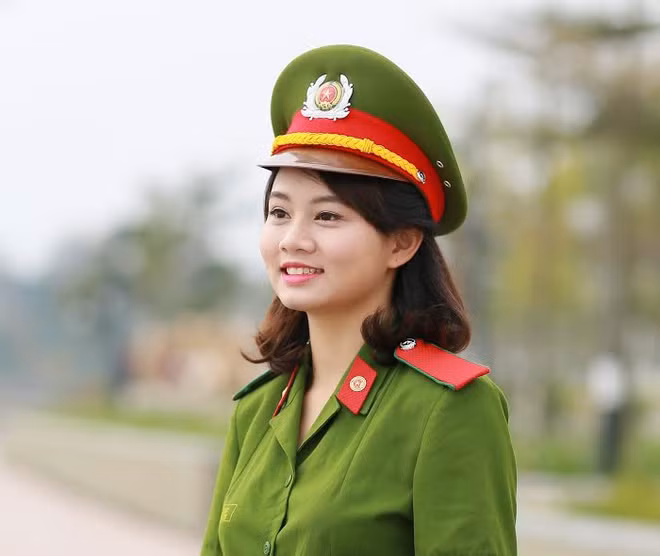  Đỗ Phương Thảo (sinh năm 1997, quê Phú Thọ) là cựu sinh viên chuyên ngành Quản lý Nhà nước về trật tự xã hội, Cao đẳng Cảnh sát Nhân dân I. Với màn trình diễn võ thuật xuất sắc, nữ sinh trở thành hoa khôi cuộc thi Người chiến sĩ cảnh sát thanh lịch, tài năng 2017. “Bông hồng” của Cao đẳng Cảnh sát Nhân dân I khiến nhiều người ngưỡng mộ vì học giỏi và thành thạo 2 ngoại ngữ gồm Anh, Trung.