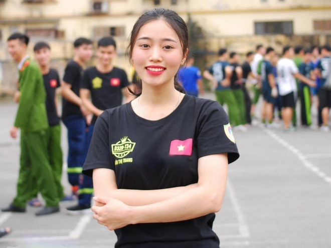  Trần Thị Trang (23 tuổi, đến từ Đắk Nông) là sinh viên chuyên ngành Quản lý Phương tiện, ĐH Phòng cháy Chữa cháy. Trang từng giành giải nhất hội thi Sinh viên ĐH Phòng cháy Chữa cháy thanh lịch, tài năng 2019. Ở lớp, Trang là cán sự phụ trách mảng học tập. Bên cạnh đó, cô là thành viên của Đội Văn nghệ xung kích của trường. Nhờ kết quả học tập và rèn luyện tốt, Trang được kết nạp Đảng vào năm 2018.