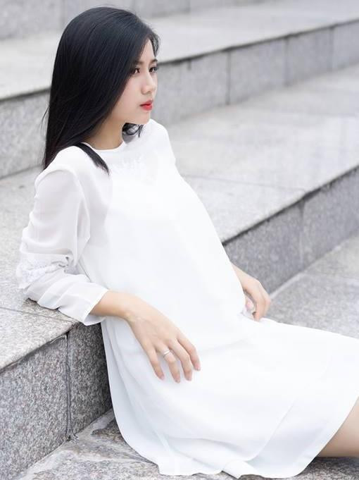 Cô đạt danh hiệu học sinh giỏi suốt 12 năm, từng giành giải nhì môn Tiếng Anh năm lớp 10, 11, 12 và huy chương đồng cuộc thi Olympic tiếng Anh trên Internet.